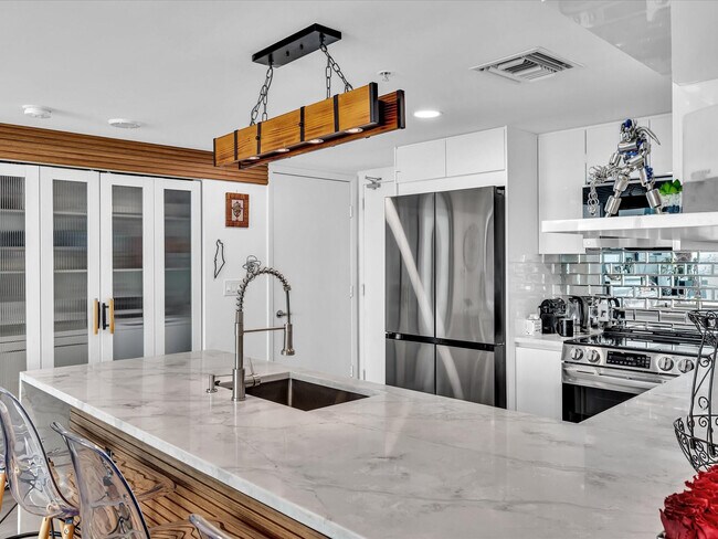 Building Photo - 665 NE 25th St