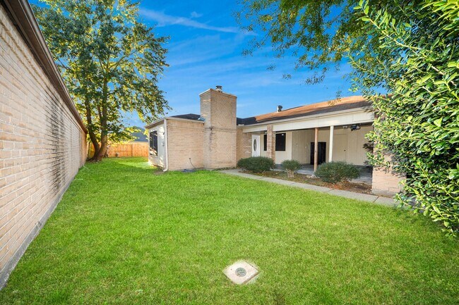 Building Photo - 2471 Falls Church Dr