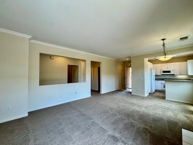 Building Photo - Amazing 2B/2BA w/ Attached 2 Car Garage, W...