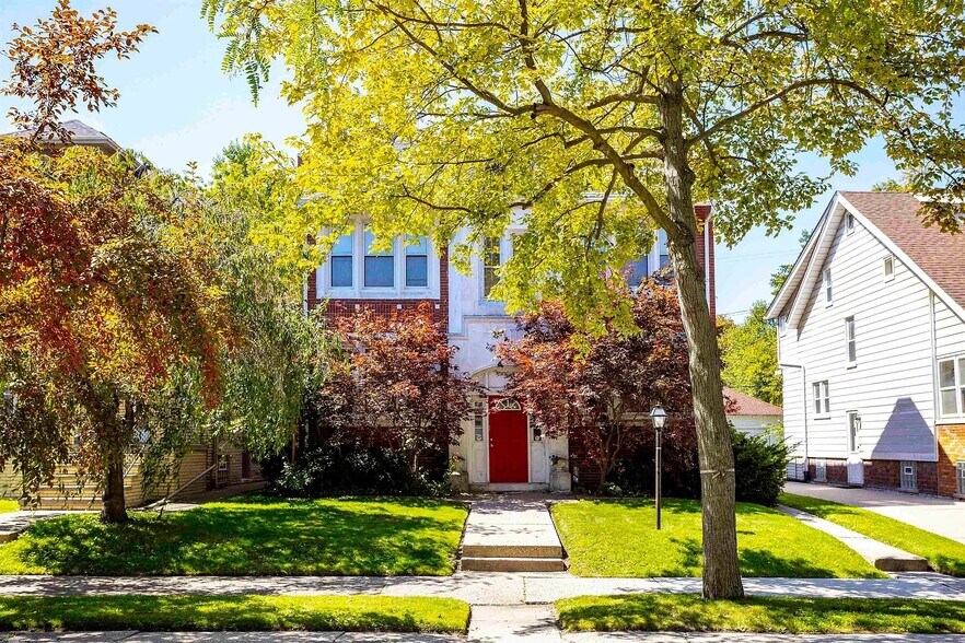 Building Photo - 1063 Beaconsfield Ave