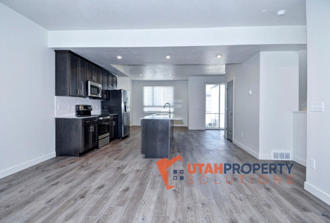Building Photo - 1032 W 430 S