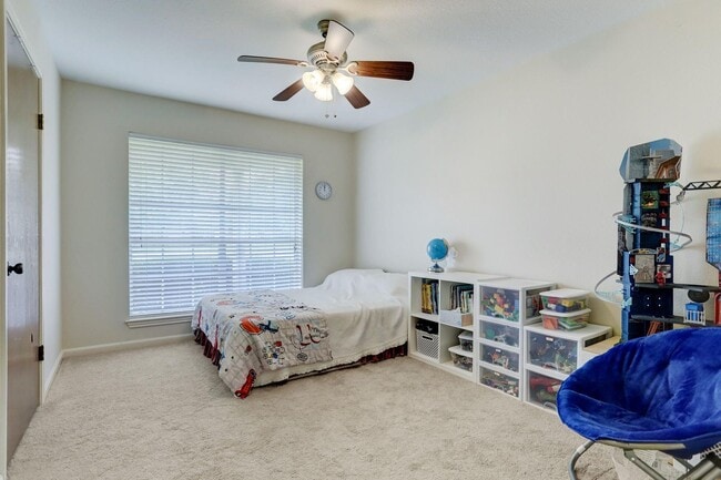 Building Photo - Spacious home on 1/3 of an acre w/ BONUS F...