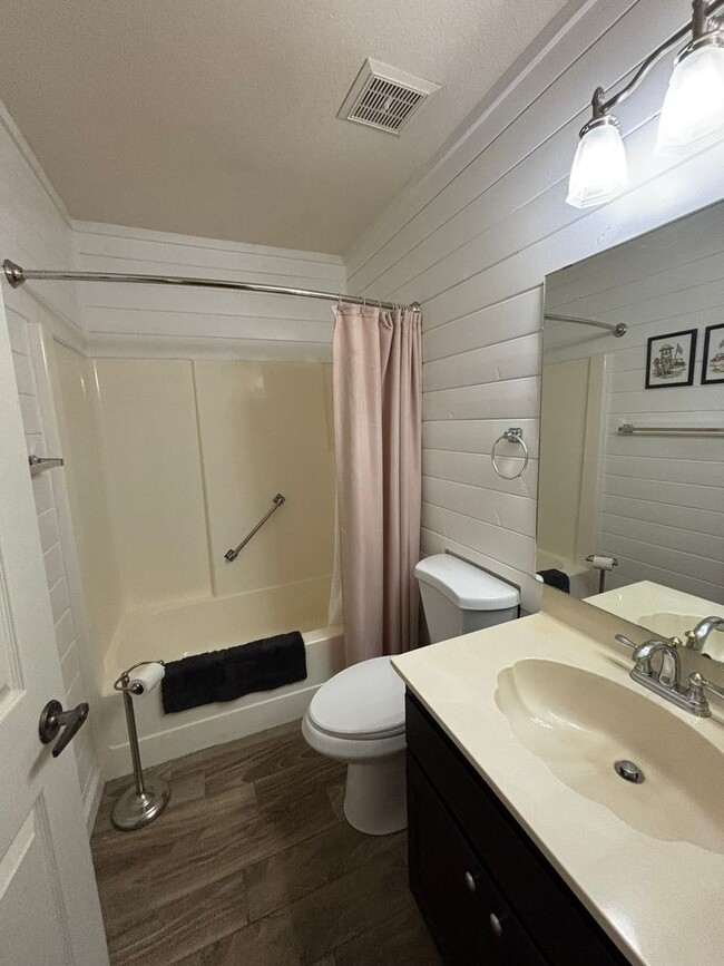 Building Photo - Fantastic Summer Getaway, Short Term Furni...