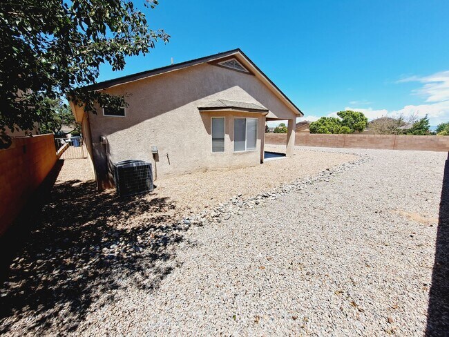 Building Photo - 3 bed 2 bath home in Huning Ranch!