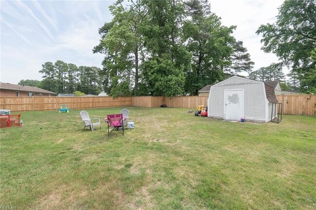 Building Photo - 1217 Lakeview Dr