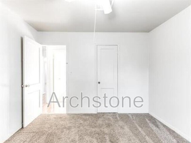 Building Photo - 1004 Sandra Dr