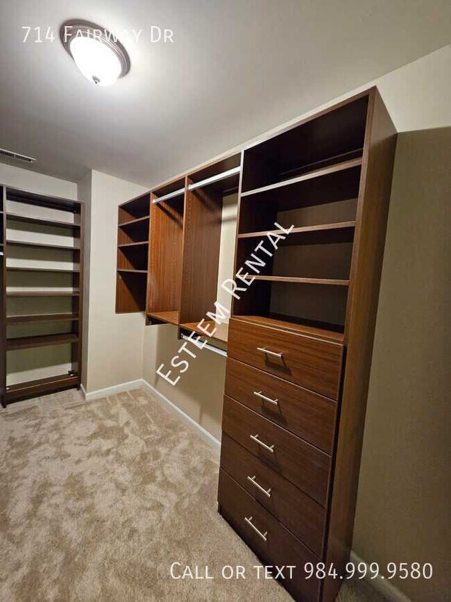 Building Photo - 714 Fairway Dr