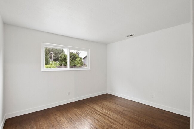 Building Photo - 4 Bedroom 2 Bathroom - Freshly Remodeled Available for Immediate Move-In