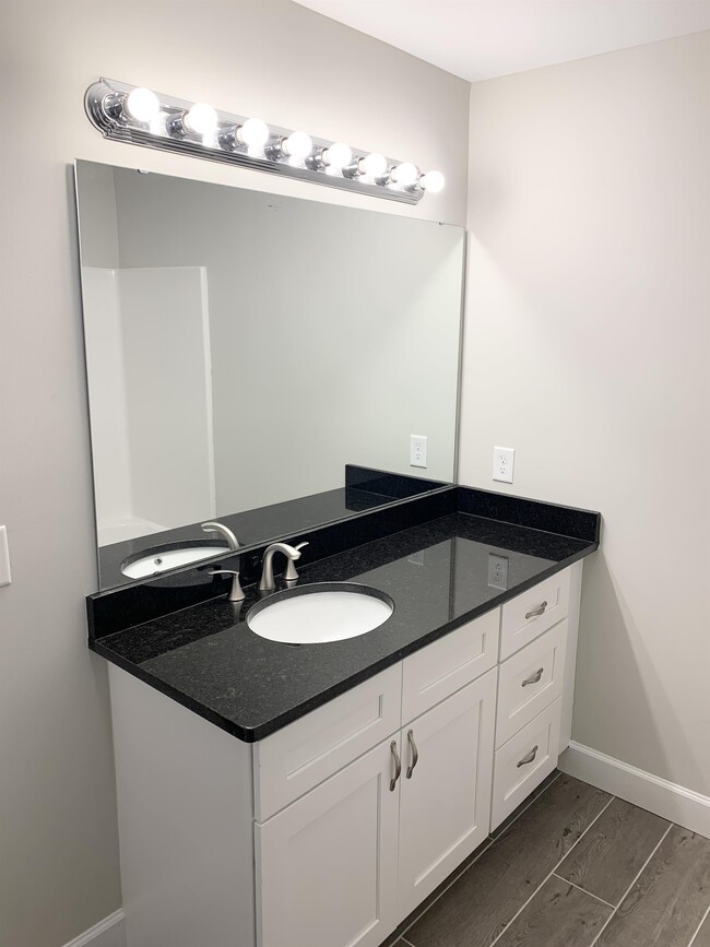 Building Photo - 119 Dime St