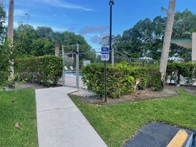 Building Photo - 449 Lakeview Dr