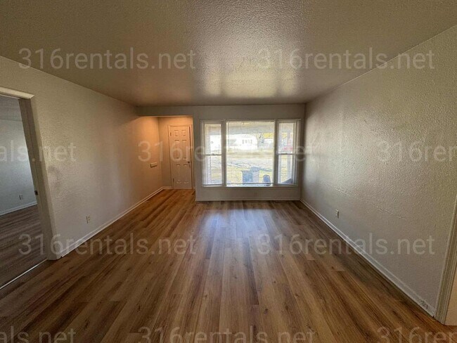 Building Photo - $1050 - 3 bed 1 bath - Single Family Home
