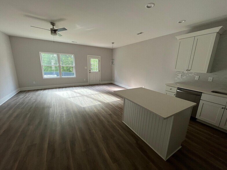 Building Photo - 1042 McLain Rd