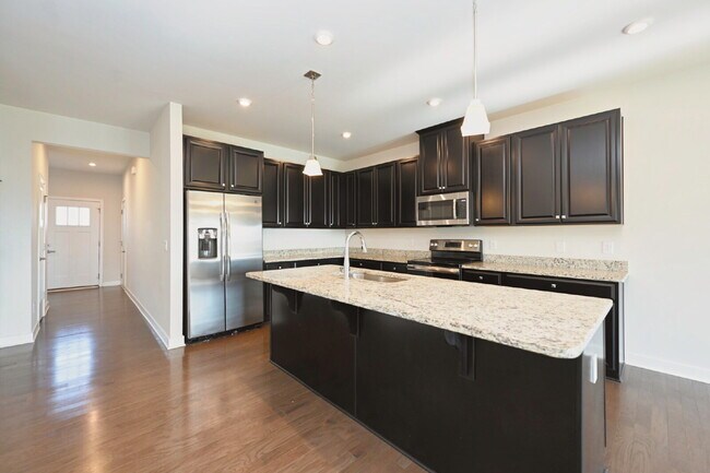 Building Photo - Rent to Own Option - Beautiful, like new 3BR/2.5BA townhouse in Goodlettsville