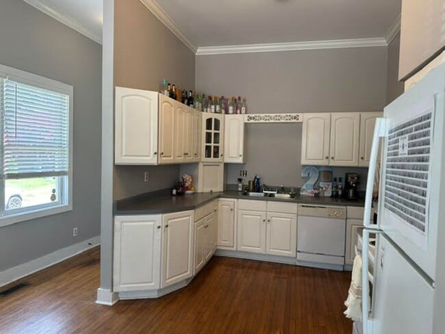 Building Photo - 425 Caplewood Dr