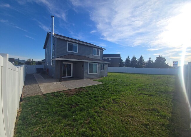 Building Photo - Modern 3-Bedroom Home in Pradera – Post Fa...