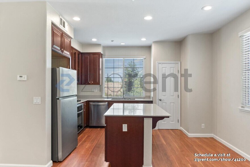 Building Photo - 1076 Sapphire Terrace