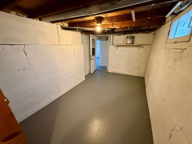 Building Photo - For Rent: 2 Bedroom, 1 Bathroom Home with Garage and Large Yard
