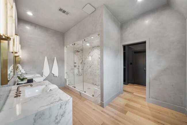 Building Photo - 819 Silvergate Dr
