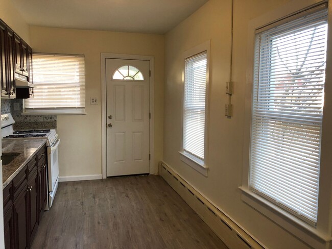 Building Photo - Great 3 Bedroom, 1 1/2 Bath Home! New Kitc...