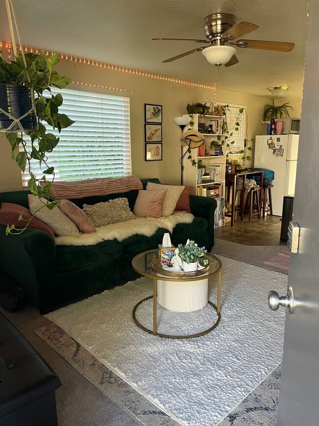 Building Photo - Lake Louise Dr SW