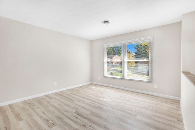 Building Photo - 1060 Okrina Dr