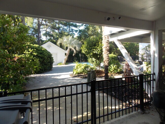 Building Photo - 568 Hammock Ave