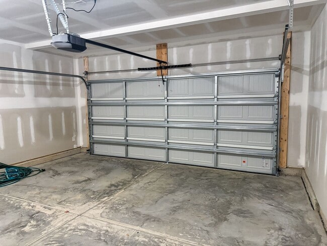 Building Photo - Brand new 2100sqft 4-bedroom / 3-Bath in t...