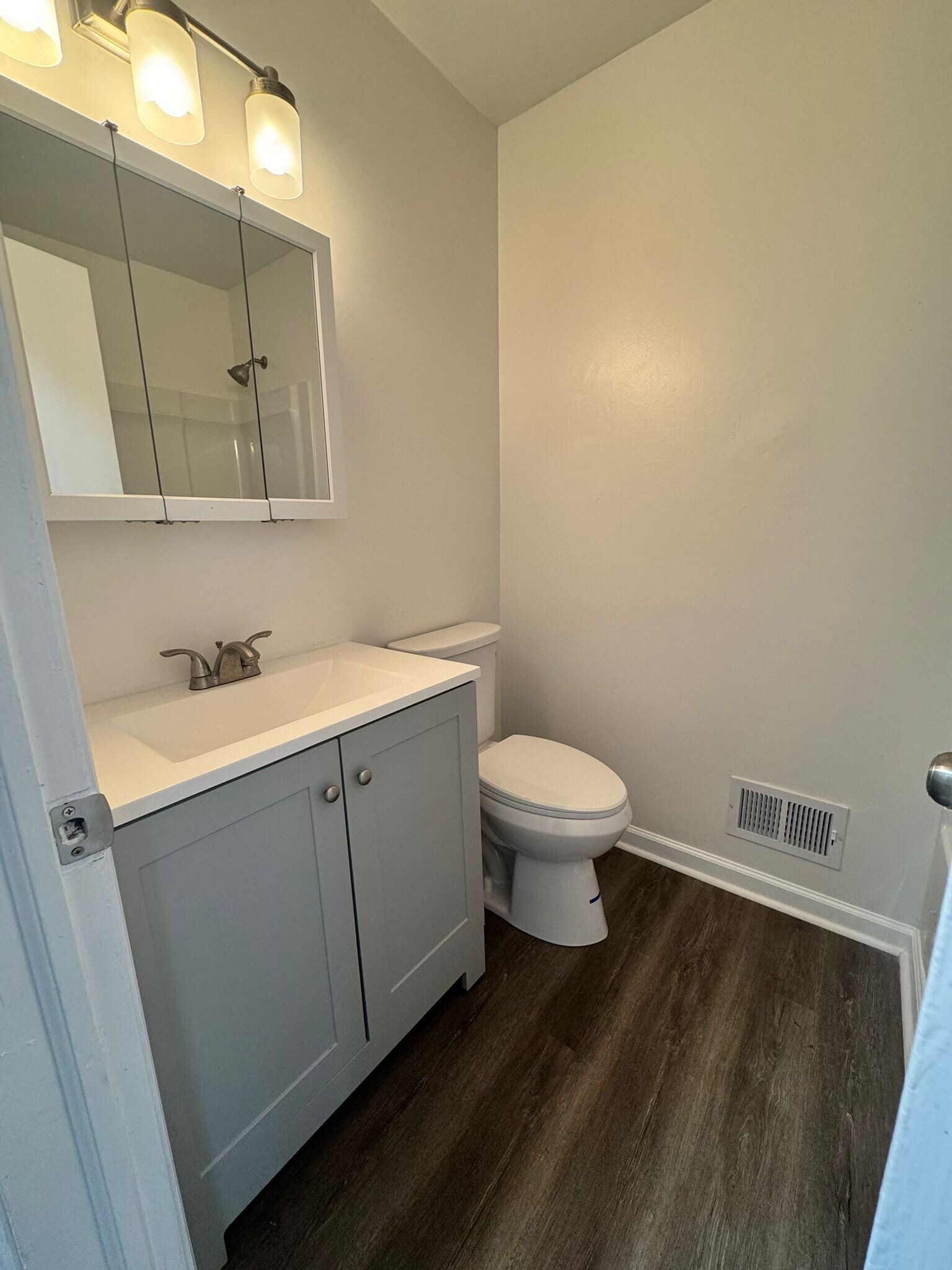 Main bathroom - 416 West Lakeside avenue