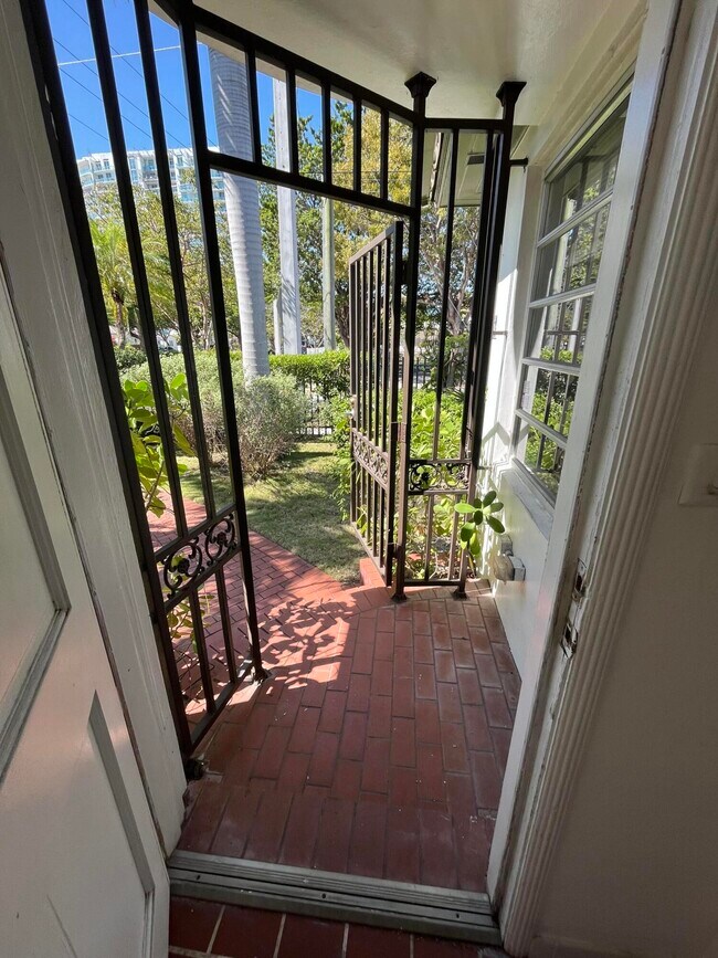 Building Photo - 175 SW 25th Rd