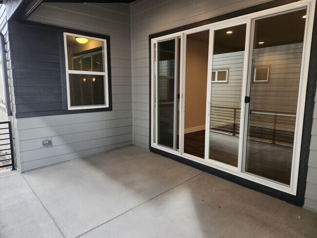 Building Photo - Newer single family home in Painted Prairie.
