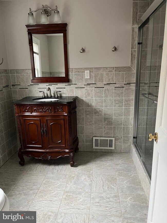 Building Photo - 102 Hillside Cir