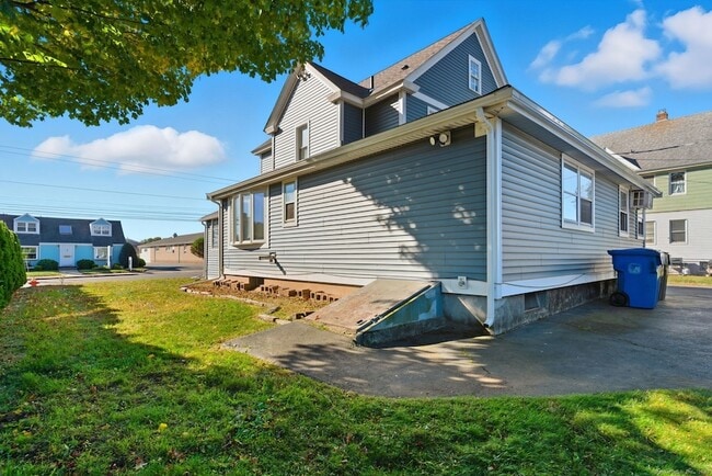 Building Photo - 44 E Cedar St