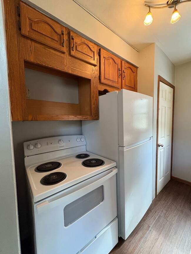 Building Photo - 3 Bed, 1 Bath - House for rent! NO APPLICA...