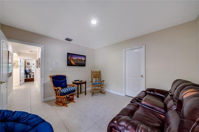 Building Photo - 7020 Almansa St