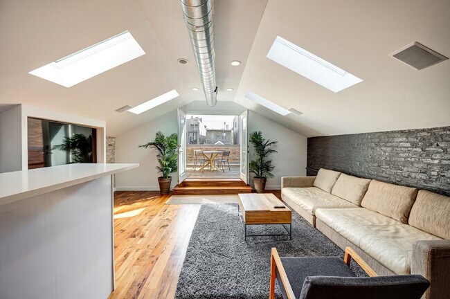 Building Photo - 1519 W Superior St