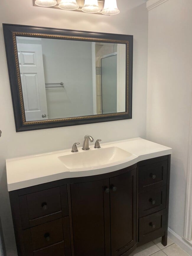 Building Photo - Broadneck Schools! End unit Townhome in Wa...