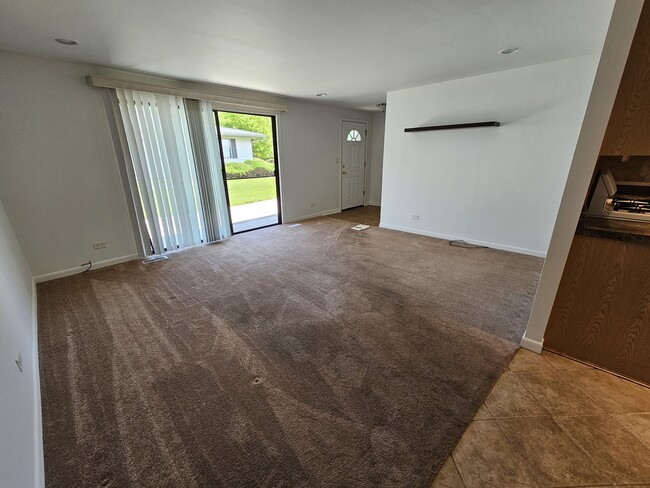 Building Photo - 829 Pondview Ct