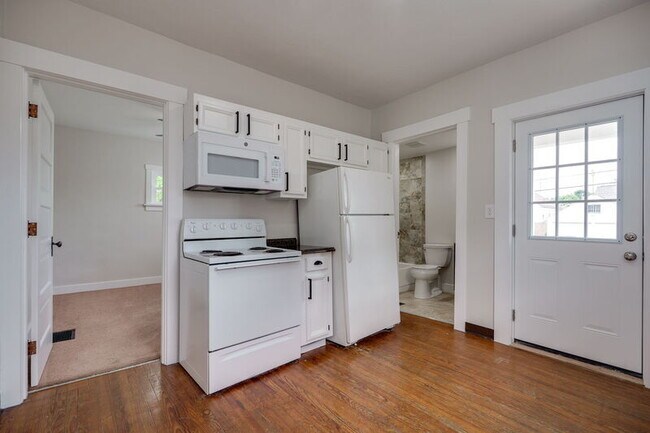 Building Photo - 2634 Wayland Ave