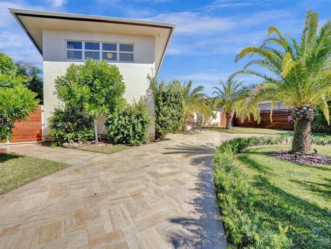 Building Photo - 2421 NE 7th Pl