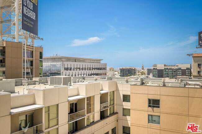 Building Photo - 6250 Hollywood Blvd