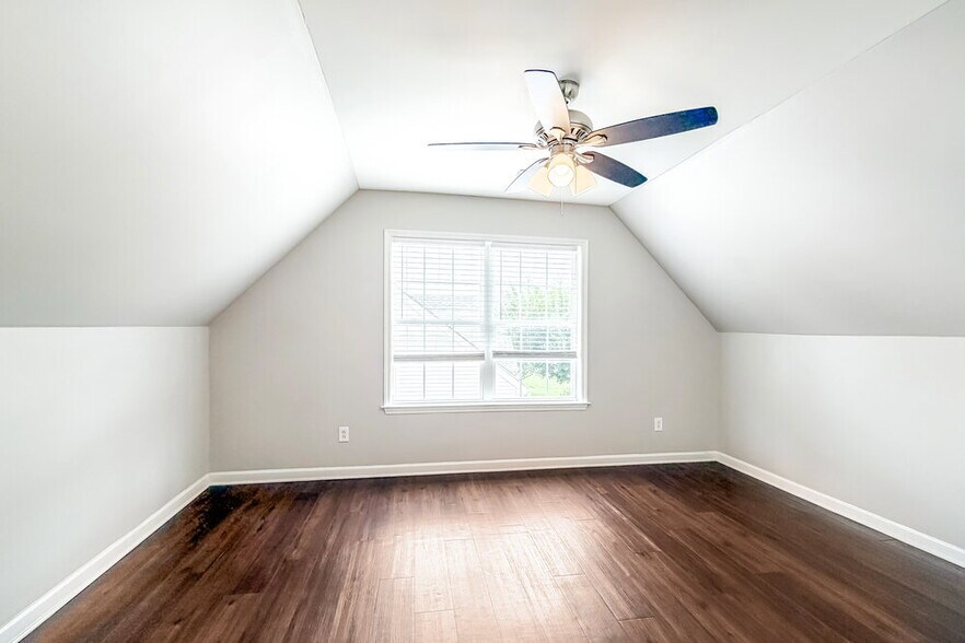 Building Photo - 2853 Sutherland Dr
