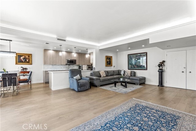 Building Photo - 818 N Doheny Dr