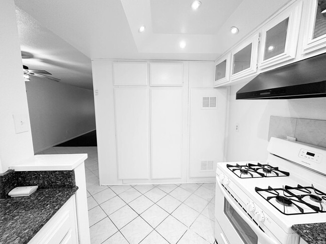 Building Photo - Townhome AVAILABLE NOW in Colton. 2 Bed / 2 Bath Floorplan  + Garage!