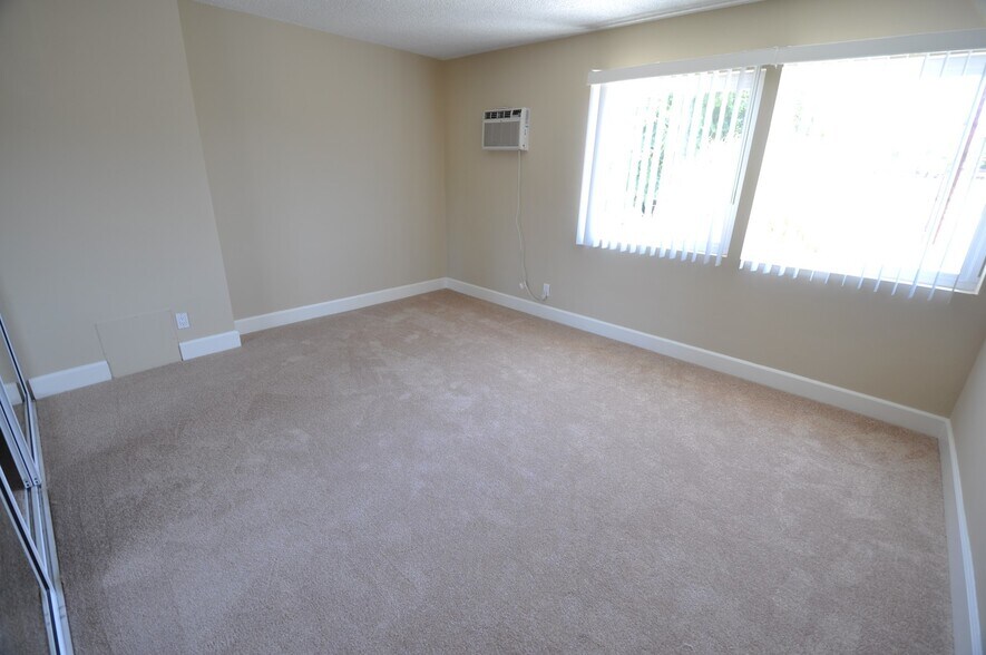 Building Photo - 14025 Moorpark St