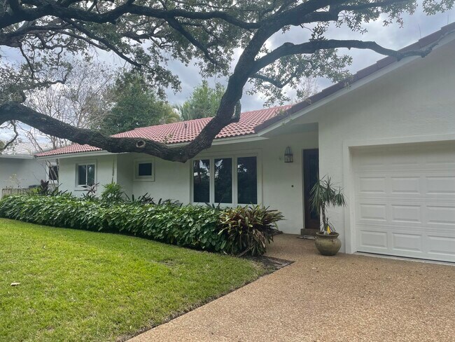 Building Photo - 1120 SW 14th Dr