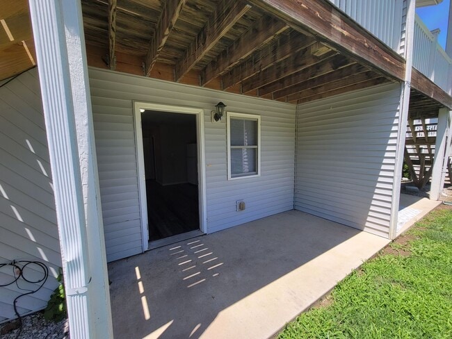 Building Photo - 3 Bedroom 2 Bath Ground Level Apartment