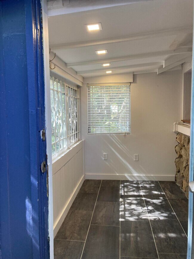 Building Photo - 824 35th St