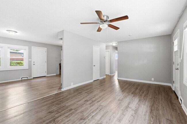 Building Photo - Don't Miss Out on This Charming 3 Bed, 1 Bath Home in South Kansas City!