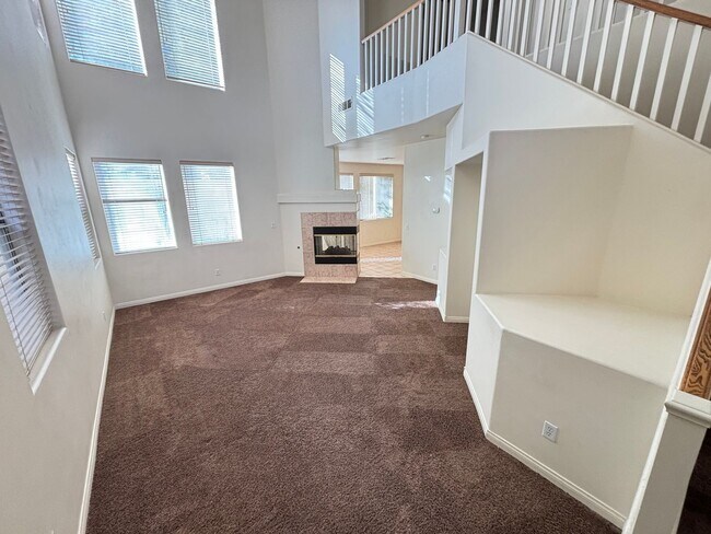 Building Photo - Gorgeous 3BED / 2.5 BATH home located in the gated community of Peccole Ranch!