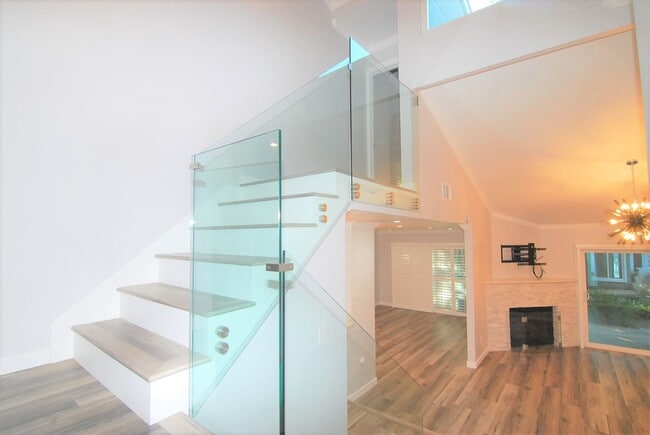 Building Photo - Stunning Fully Remodeled Condo in Costa Mesa
